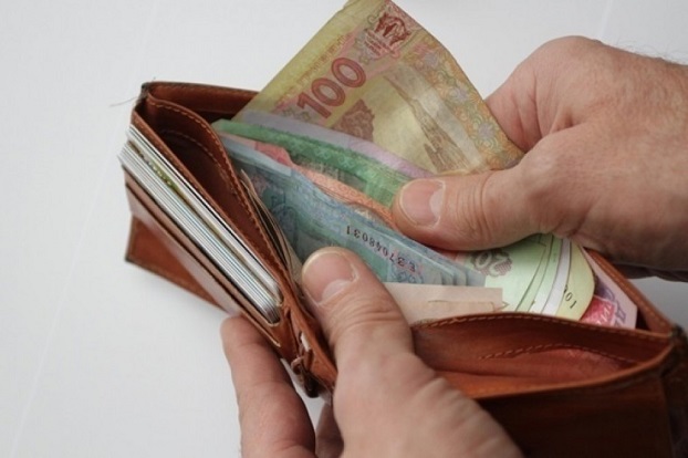 Средняя заработная плата в Украине превысила 10,5 тысяч гривень