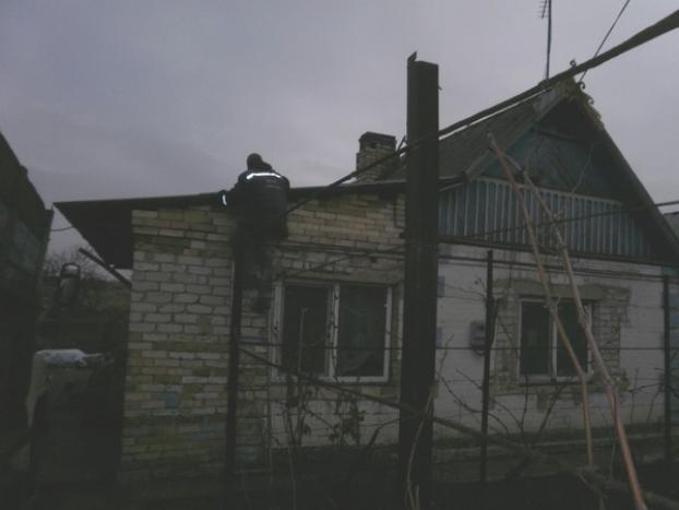 В Марьинке и Красногоровке восстанавливают разрушенные после обстрелов дома