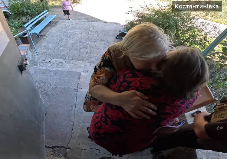 «Я останусь здесь»: Как спасатели убеждают жителей Константиновки выехать из-под обстрелов