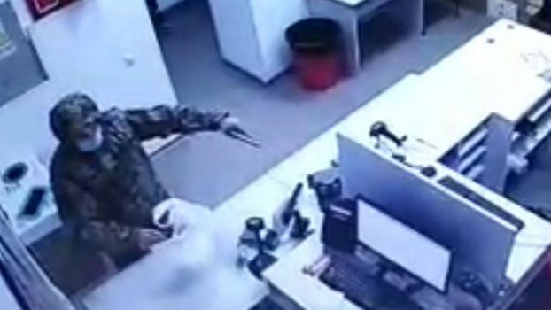 В Киеве неизвестный с пистолетом ограбил почтовое отделение