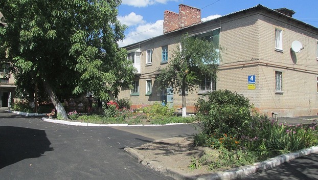 В Покровске ремонтируют дороги и тротуары по желанию жителей