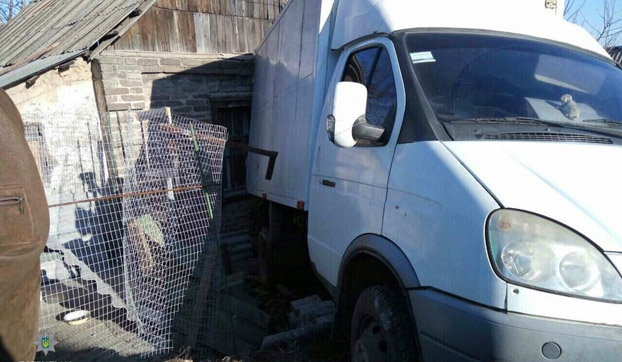В Краматорске грузовик без водителя сбил женщину и протаранил дом
