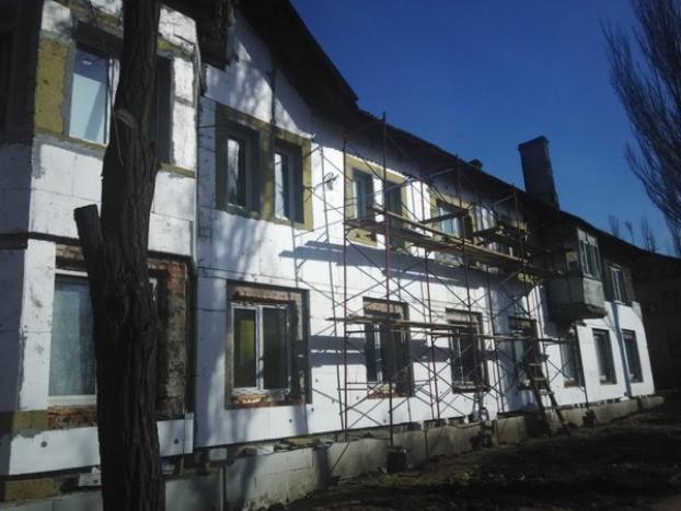 В Курахово успешно реализуют программу по капитальному ремонту двухэтажных домов