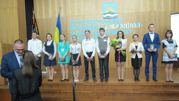 Добропольский городской голова наградил одаренных детей планшетами