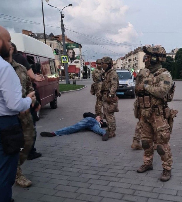 Захват автобуса в Луцке: Террорист задержан, заложники освобождены