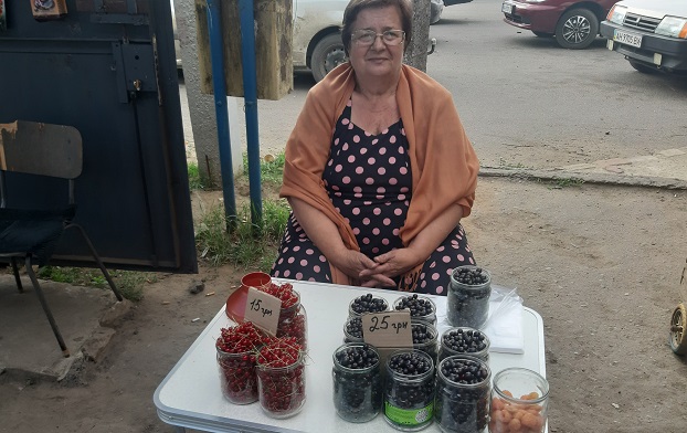 На правобережье Константиновки дешевеют ягоды, но слабо снижаются цены на овощи