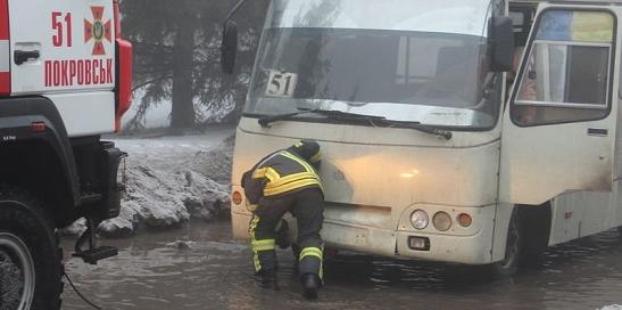 В Покровске спасателям пришлось вытаскивать автобус, застрявший в луже 
