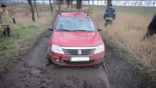 Под Добропольем автомобиль застрял в грязи