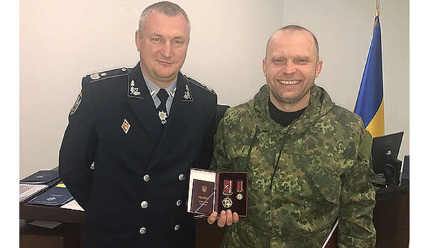 Порошенко наградил командира роты полиции, который выступал в Раде после конфликта с Парасюком 