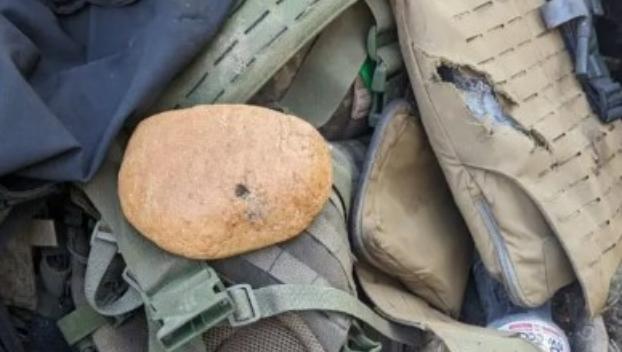 Пуля застряла в хлебе: Фото окровавленного снаряжения бойцов ВСУ под Бахмутом