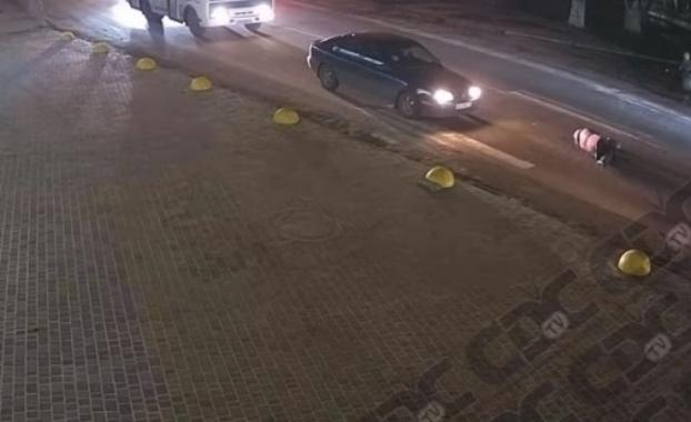 На переходе в Славянске на полной скорости сбили женщину. Видео