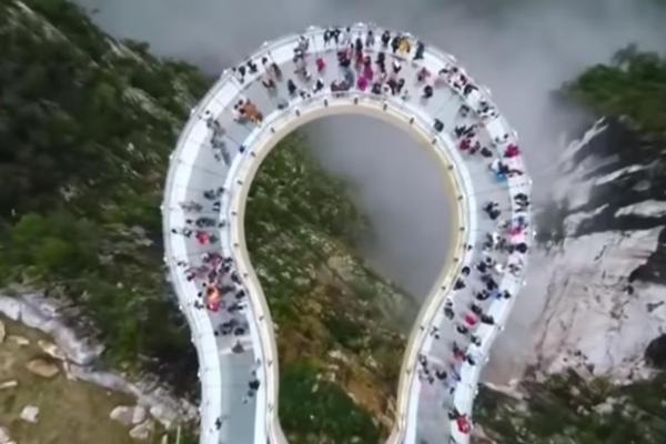 В Китае появился уникальный стеклянный мост