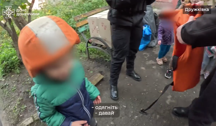 Спасатели вывезли из Дружковки восемь детей — самому младшему всего год