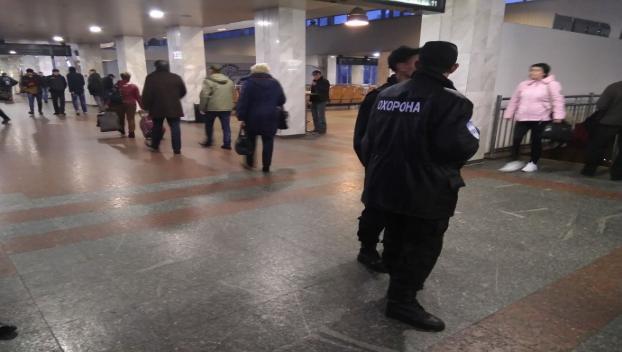 На центральном железнодорожном вокзале Киева эвакуировали пассажиров в связи с угрозой взрыва