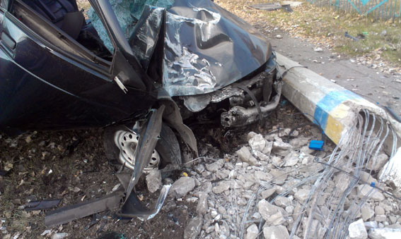 Гонки с аварией устроили автомобилисты в Доброполье
