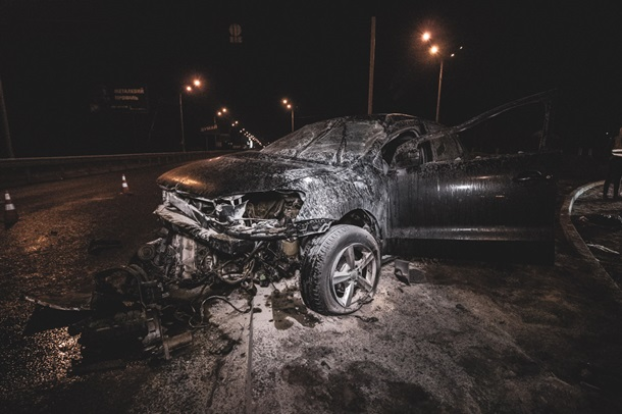 Под Киевом автомобиль на большой скорости перевернулся и загорелся