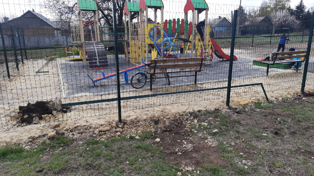 В Константиновке очередной случай вандализма: На этот раз на детской площадке