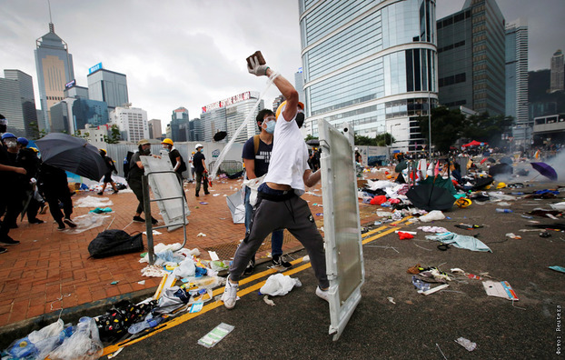 В Гонконге полиция применила слезоточивый газ против протестующих