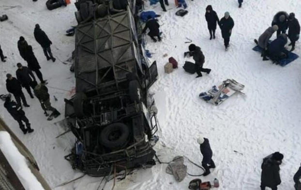В России автобус упал с моста: 19 погибших