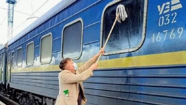 Журналист из Дании прославился на всю Украину: Купил швабру и помыл окна в поезде УЗ