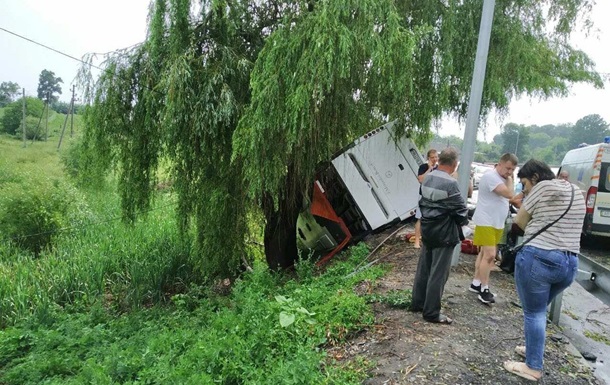 В Винницкой области перевернулся автобус: шесть пострадавших