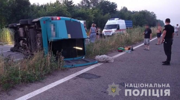 Mercedes перевернулся в Луганской области: девять человек госпитализированы