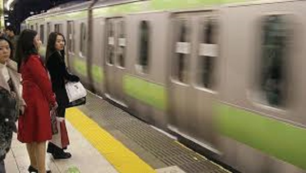 В Японии сошел с рельсов поезд метро