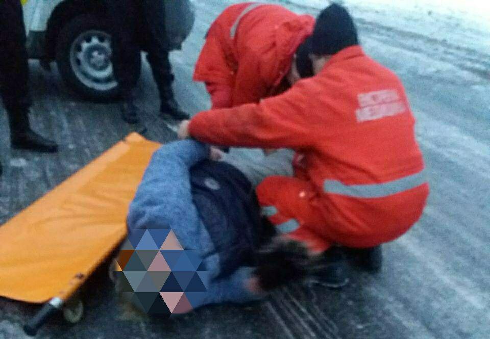 В Северодонецке больше часа посреди дороги пролежала травмированная женщина 