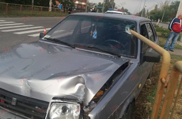 В Запорожской области авто влетело в ограждение – водитель чудом остался жив