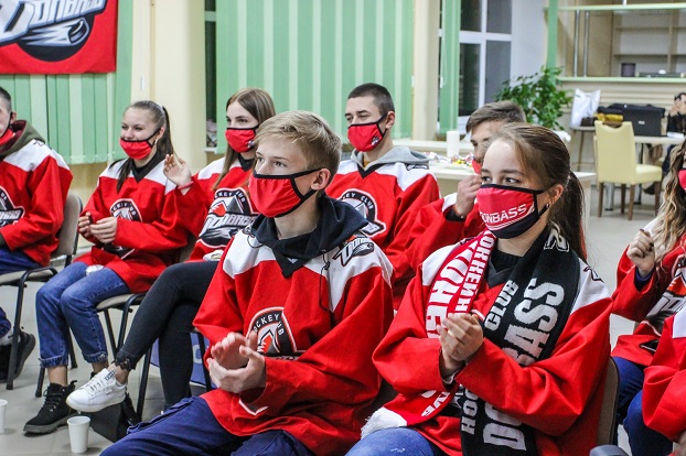 Как фанаты поддерживали у телевизоров ХК «Донбасс» в поединке с ХК «Мариуполь» 
