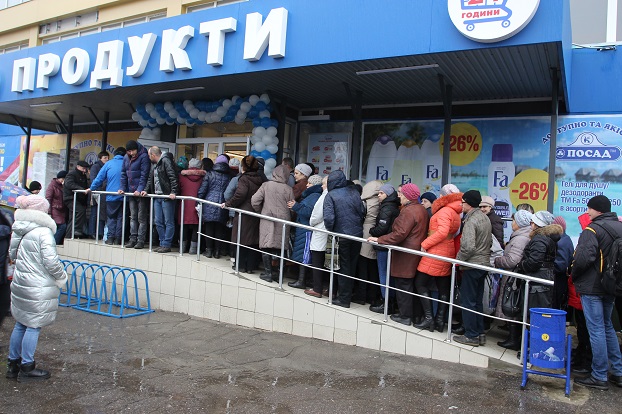 На открытие нового магазина в Константиновке собралось сотни две горожан