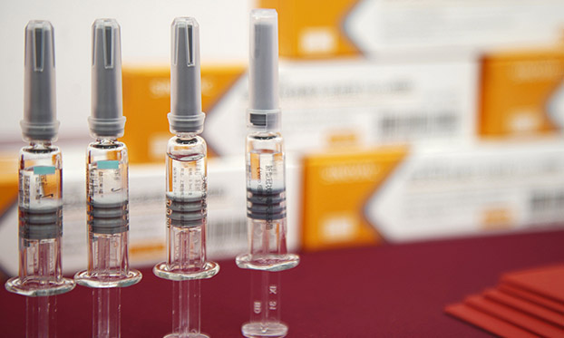 Одна из одобренных в Украине коронавирусных вакцин вызывает паралич