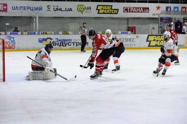 В Украинской хоккейной лиге стартует раунд Плей-офф. Где и когда смотреть матчи