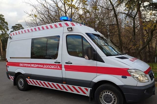 Спасатели на самолете экстренно транспортировали больную из Мариуполя в Киев