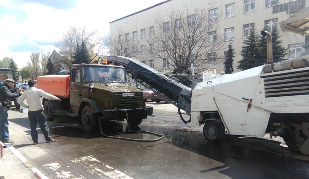 В Покровске возобновили ямочный ремонт центральных улиц