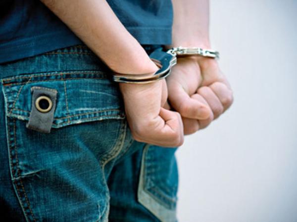 В Мариуполе пятеро малолетних разбойников отбирали телефоны и золотые украшения
