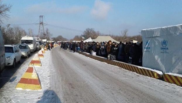 На КПВВ «Майорск» полицейские не пропускают транспорт перевозчиков