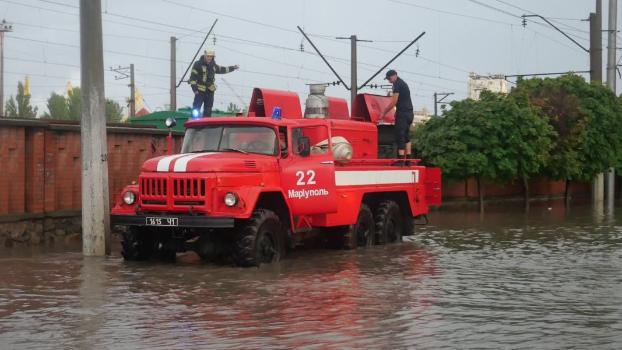 В Мариуполе вода затопила транспорт и дома