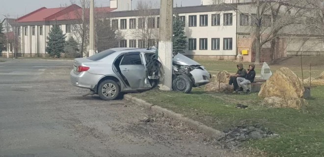 В Славянске автомобиль врезался в столб