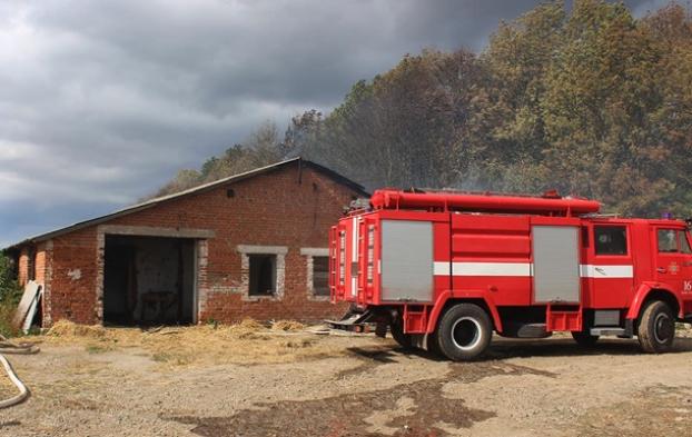 В Хмельницкой области произошел масштабный пожар на заброшенной ферме