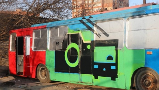 Из троллейбуса в Мариуполе сделали гигантский фотоаппарат