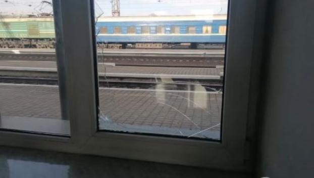 На вокзале Покровска вандалы разбили окно