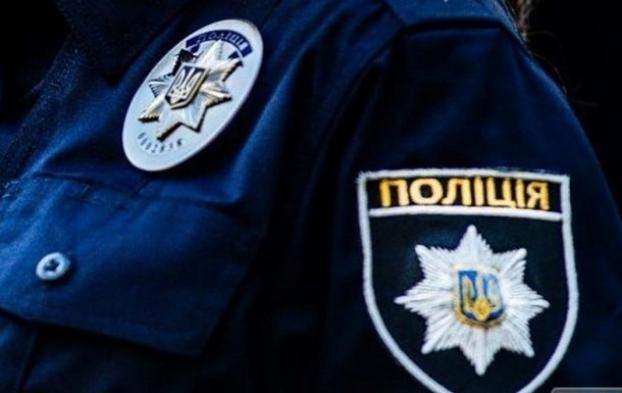 Под Киевом мужчина укусил патрульного за ногу