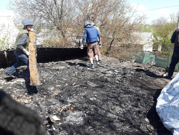 Спасатели восстанавливают разрушенные дома в Авдеевке