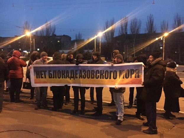Жители Мариуполя вышли на мирную акцию против ситуации в Азовском море