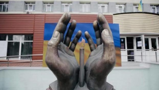 Украинским врачам, погибшим от ковида, установили памятник