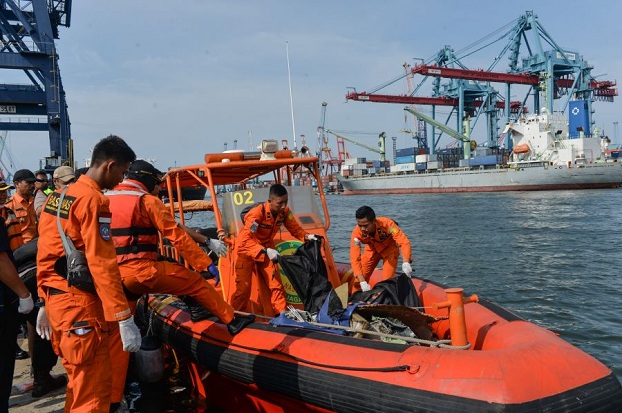 Спасатели обнаружили обломок шасси индонезийского Boeing