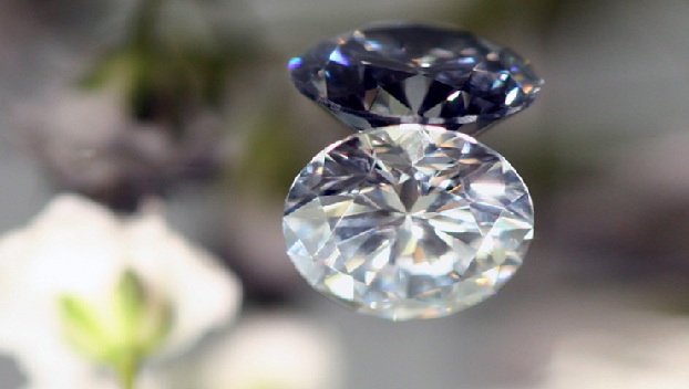 70-летняя женщина нашла на дороге алмаз в три карата   