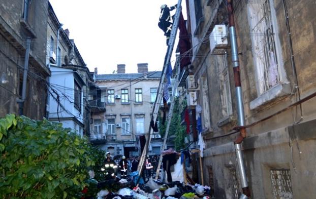 В Одессе горела квартира, заваленная мусором