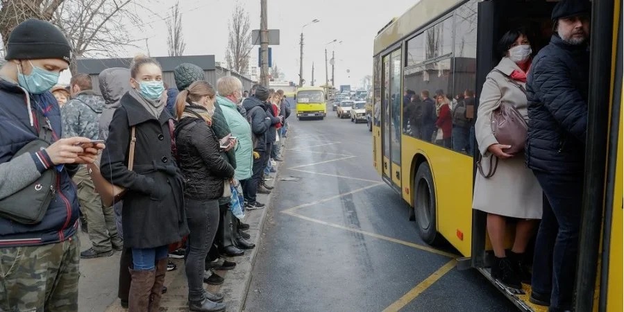 В Киеве городской транспорт будет перевозить только работников критической сферы